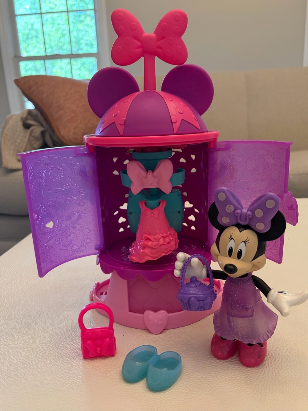 Minnie Mouse dress up play set w/ interchangeable clothes/accessories + wardrobe